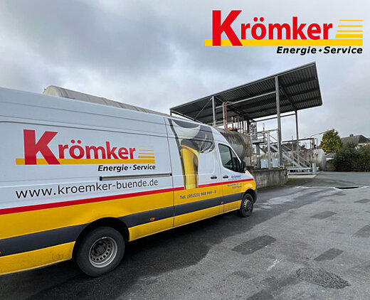 Servicefahrzeug von Krömker steht vor einem Wohnhaus in einem Wohngebiet